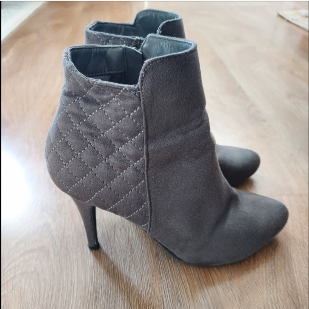 Dexflex Comfort Gray Heeled Bootie with Quilted Details